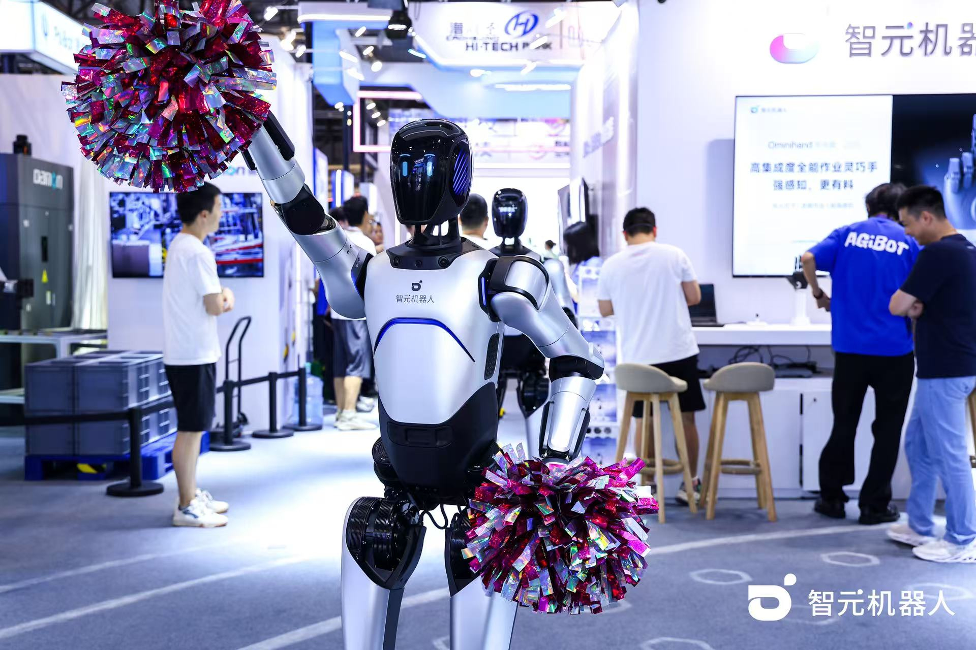 星空机器人 WAIC 首日展台火爆，机器人家族集体打工忙不停